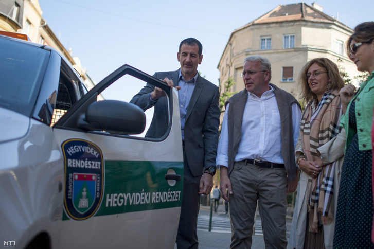 Pokorni Zoltán a XII. kerület polgármestere a Fidesz alelnöke (b2) Váczi János (b) és Fonti Krisztina alpolgármesterek (b3) valamint Sikota Krisztina önkormányzati képviselő (j) a kibővített kerületi térfigyelő kamerarendszer és a térfigyelő kamerával felszerelt új rendészeti járőrautó bemutatóján a XII. kerületi Királyhágó téren 2014. szeptember 30-án.