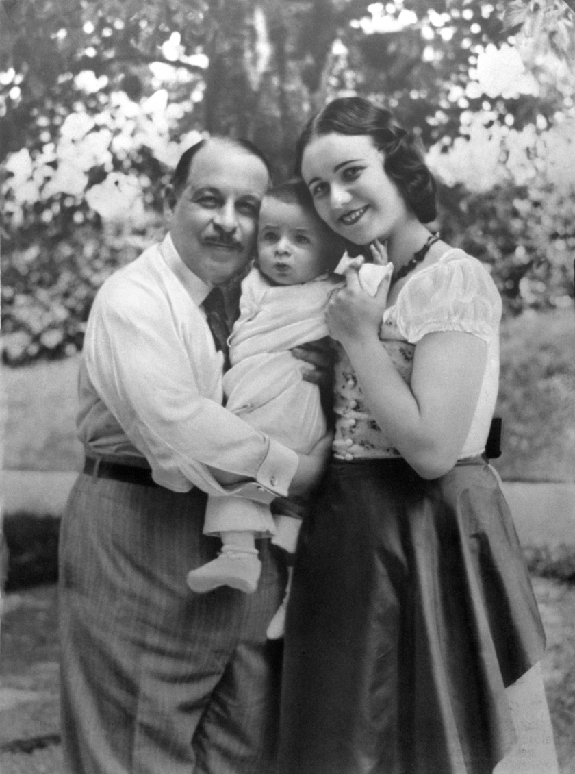 Kálmán Imre feleségével, Vera Makinszkaja színésznővel és gyermekükkel a '30-as években.