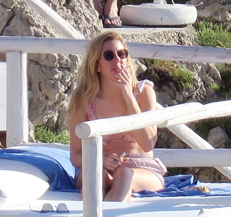 Ellie Goulding szemmel láthatóan élvezte a nyaralást - olyannyira, hogy rá is gyújtott a tengerparton