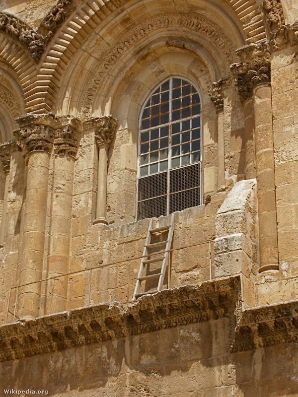 Immovable ladder on ledge over entrance to Church of the Holy Se