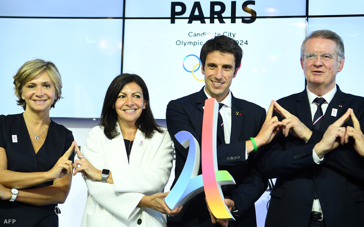 Az Ile de France régió elnöke, Valerie Pecresse, Paris főpolgármestere, Anne Hidalgo és az olimpiai játékok két társelnöke: Tony Estanguet és Bernard Lapasset