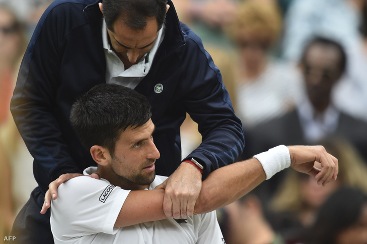 Djokovics vállát ápolják Wimbledonban július 11-én