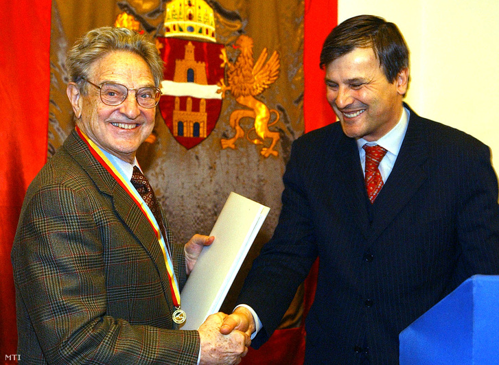 2003. január 29. Demszky Gábor főpolgármester átadta a díszpolgári címet Soros György Amerikában élő magyar származású üzletembernek a Főpolgármesteri Hivatalban.