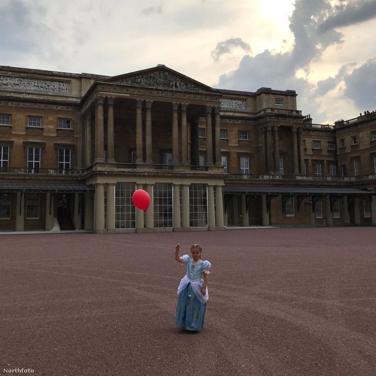 David Beckham kislánya eredetileg egy Jégvarázs-bulit kért a hatodik születésnapjára, amit egy igazi királyi helyszínen, a Buckingham palotában kapott meg
