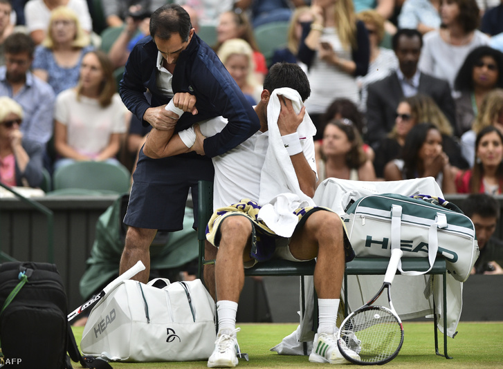 Novak Djoković orvosi ellátást kap az Adrian Mannario elleni mérkőzés szünetében a wimbledoni tenisztorna negyeddöntőjében, 2017. július 11-én