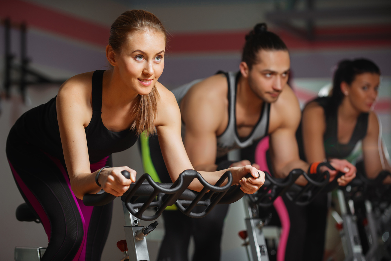 Spin class. Фитнес клуб девушки на велосипедах фото. Сайкл направление фото в фитнес клубе. Люди для фотошопа в фитнес клубе на велотренажёре. Сайклинг процесс фото.