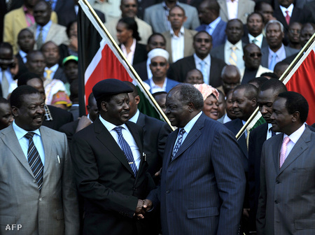 Mwai Kibaki elnök (jobbra) és Raila Odinga miniszterelnök kezet ráz az új alkotmányról szóló augusztusi népszavazás után. A képen még: Kalonzo Musyoka elnökhelyettes (jobb szélen) és Musalia Mudavadi kormányfőhelyettes (bal szélen). (Fotó: Tony Karumba)