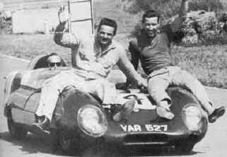 A kevés Fraserről (elöl jobbra) megmaradt fotó egyike. Mellette versenyzőtársa, Jay Chamberlain. Aki pedig a Lotust vezeti, maga Colin Chapman