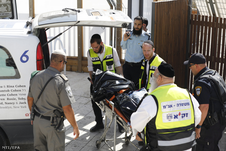 Izraeli mentők hordágyon viszik az egyik palesztin merénylő holttestét