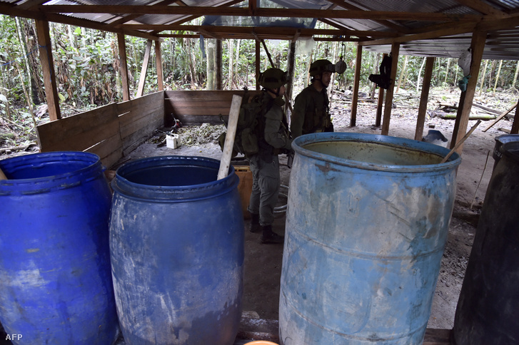 A kolumbiai katonaság drogellenes alakulatának tagjai rombolnak le egy kokain labort Guaviare megyei Clamar közelében 2016. augusztus 2-én. Összesen 104 kokain labort derítettek fel és pusztítottak el az akciósorozatban a kolumbiai dzsungelben.