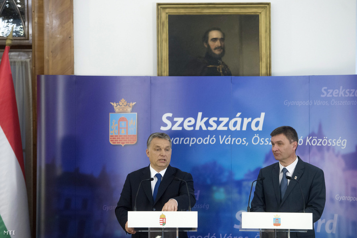 Orbán Viktor miniszterelnök és Ács Rezső polgármester sajtótájékoztatót tart a Modern városok program keretében kötött együttműködési megállapodás aláírása után Szekszárdon 2016. február 23-án