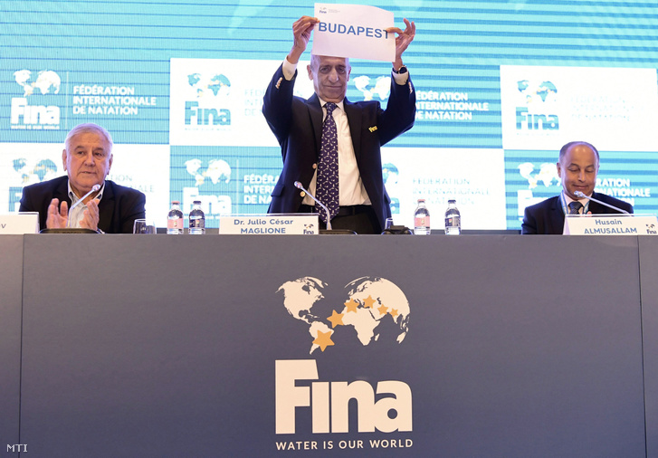 Julio C. Maglione a Nemzetközi Úszó Szövetség elnöke, Cornel Marculescu FINA ügyvezető igazgatója és Huszain al-Muszallam a FINA kuvaiti alelnöke a szövetség budapesti sajtótájékoztatóján 2017. július 17-én