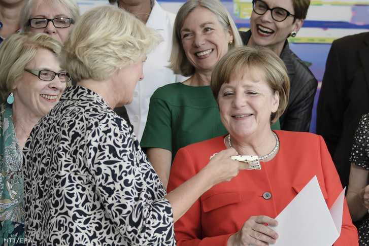Monika Grütters kulturális államminiszter ajándékot nyújt át Angela Merkel német kancellárnak születésnapja alkalmából