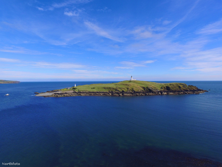 Skócia Dumfries és Galloway régiójában van egy tökéletesen kihalt, lakatlan sziget, a Little Ross Island, ami attól (is) érdekes, hogy most bárki megveheti, és lakhatja kedvére