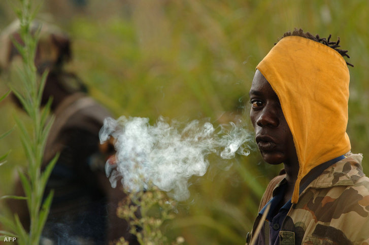 Dohányzó katona Kongóban
