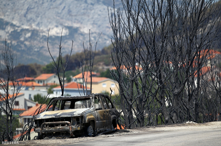 Kiégett autó a Split melletti Kucinében