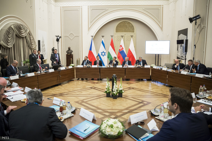 Benjámin Netanjahu izraeli (b2), Orbán Viktor magyar (b5) és Robert Fico szlovák (j2) miniszterelnök a visegrádi országok kibővített tanácskozásán a Pesti Vigadóban 2017. július 19-én.