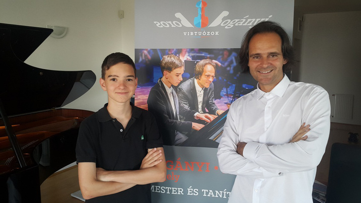Boros Misi és Bogányi Gergely, a háttérben pedig a Bösendorfer