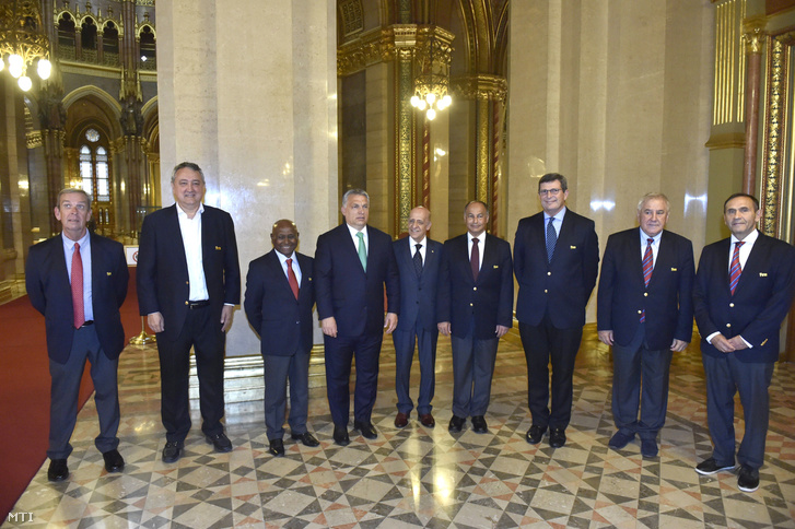 A miniszterelnök valóban nagynak érezhette magát, hiszen a nemzetközi úszószövetség kvázi összes magas rangú képviselője tiszteletét tette nála, a parlamentben. A képen, balról jobbra: Dennis Miller alelnök, Paolo Barelli tiszteletbeli titkár, Sam Ramsamy alelnök, Orbán Viktor, Julio Cesar Maglione elnök, Huszain al-Muszalam első alelnök, Dale Neuburger alelnök, Cornel Marculescu ügyvezető igazgató és Gyárfás Tamás alelnök.