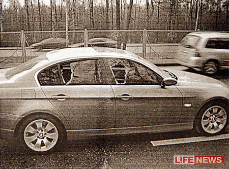 A csúnyán megrongált autó (Kép: lifenews.ru)
