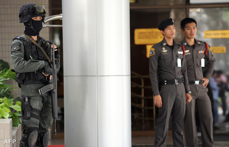 Thai kommandósok és rendőrök biztosítják a kiadatást
