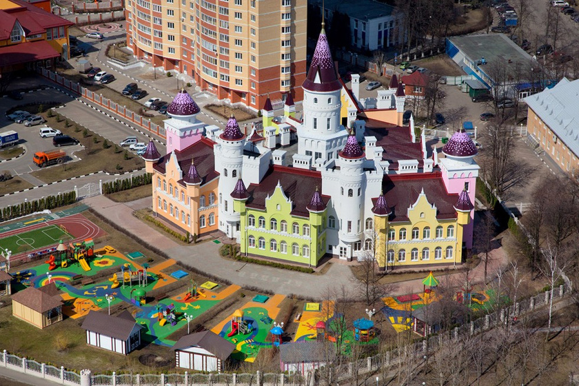 A moszkvai kastélyóvodához pazar udvar is tartozik: szuper játékok, színes játszópályák, foci- és futópálya, valamint a közlekedési szabályokra tanító pálya is került a meseovi köré.
