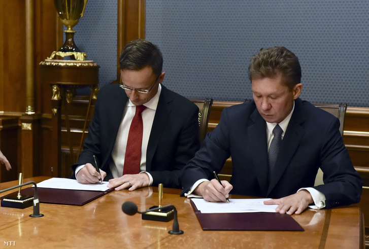 A Külgazdasági és Külügyminisztérium által közreadott képen Szijjártó Péter külgazdasági és külügyminiszter és a Gazprom orosz állami gázipari monopólium vezérigazgatója Alekszej Miller megállapodást ír alá Moszkvában 2017. július 5-én. Szijjártó Péter a magyar-orosz kormányközi gazdasági együttműködési bizottság ülésén vesz részt az orosz fővárosban.