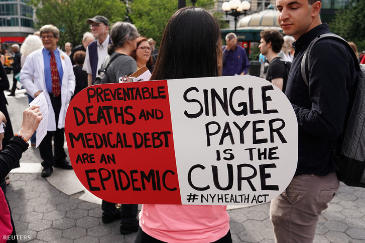 Tüntetők a mindenkire érvényes egészségbiztosítás mellett New Yorkban, 2017. július 24-én.