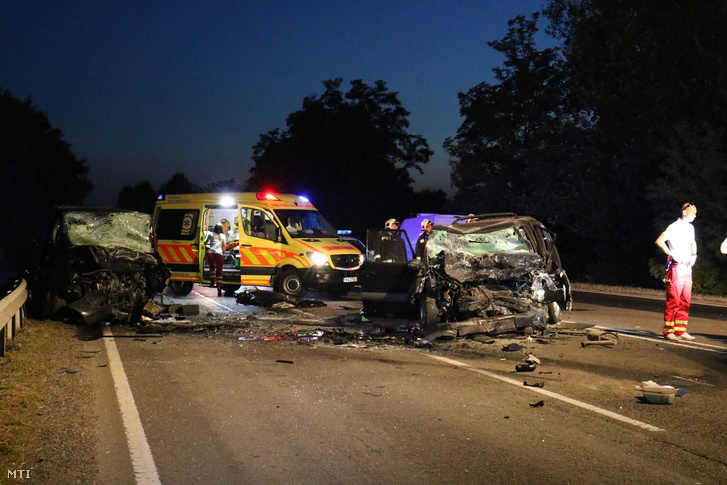 Összeroncsolódott járművek a 4-es főúton Szolnok közelében 2017. július 19-én este