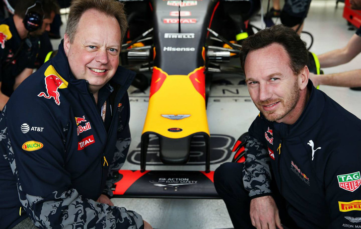 Balra Andy Palmer Aston-vezér, jobbra Christian Horner, a Red Bull csapatfőnöke