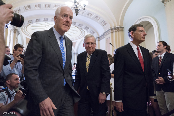 Mitch McConnell, a Republikánus Párt szenátusi csoportjának vezetője (k), valamint John Cornyn texasi (b) és John Barrasso wyomingi (j) republikánus szenátor az egészségbiztosítási törvényről tartott szenátusi szavazást követő sajtótájékoztatójukon az amerikai törvényhozás washingtoni épületében, a Capitoliumban 2017. július 25-én.