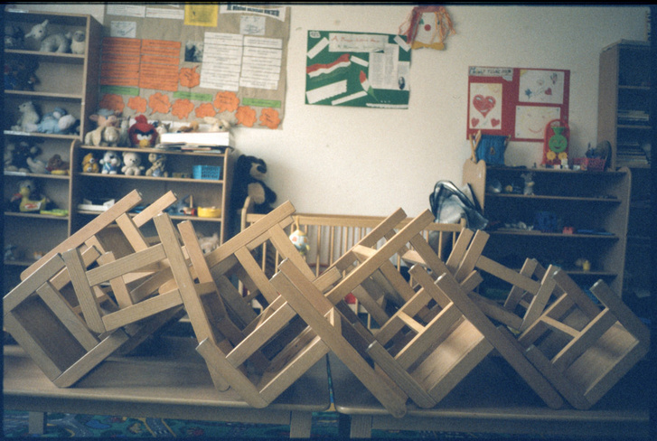 A nap végén összepakolt székek az ároktői gyerekházban