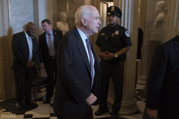 John McCain arizonai republikánus szenátor megérkezik az egészségbiztosítási törvényről tartott újabb szenátusi szavazásra az amerikai törvényhozás washingtoni épületében, a Capitoliumban 2017. július 27-én.