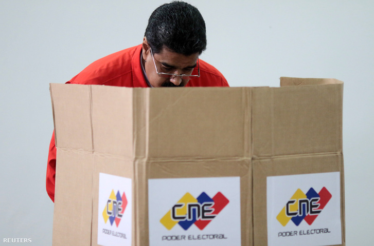 Nicolas Maduro szavaz