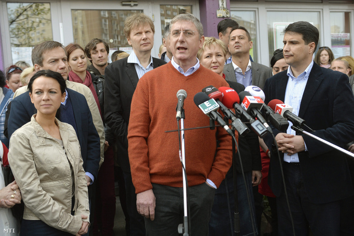 Ötpárti sajtótájékoztató 2014 áprilisában. Gyurcsány Ferenc beszédet mond, míg a háttérben mögötte Molnár Zsolt áll.