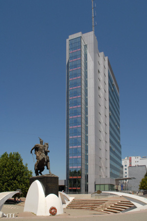 A Koszovói Kormányzati Központ. Az épület korábban bankszékház volt, az 1999-es harcok során súlyos károkat szenvedett, azóta teljesen felújították. Előtte az albán törökverő: Szkander bég (1405-1468) szobra áll