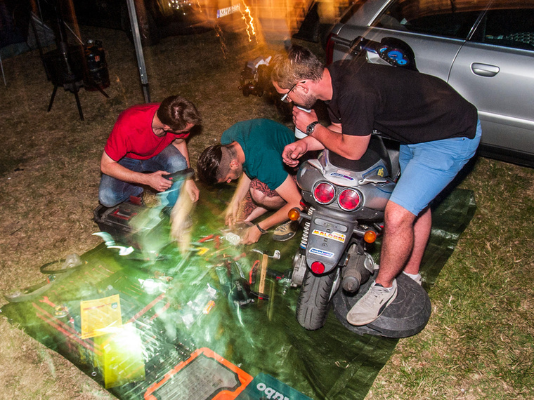 A paddock-ban már a legtöbben a péntek esti bulit csapatták, a Totalbike csapata viszont még szerelt, variátort cserélt, és hangolták a gépet - hogy aztán másnap az edzés után ismét nekiugorjanak ugyanennek a feladatnak