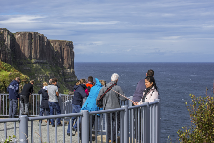 Turisták a Skye szigeten található Mealt vízesésnél