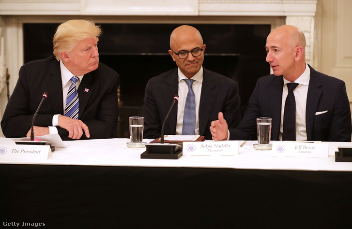 Jeff Bezos (jobbra) az Amerikai Technológiai Tanács ülésén.