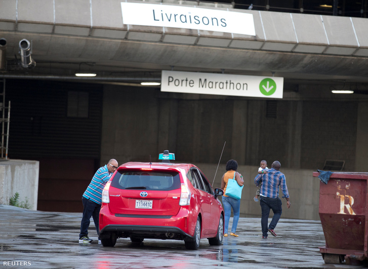 Egy menedékkérő család érkezik taxival a montreali olimpia stadionhoz 2017. augusztus 2-án, amit ideiglenesen megnyitottak az érkező menekültek előtt