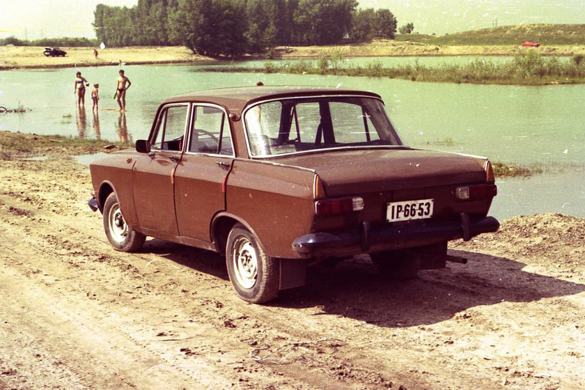 Piros Moszkviccsal érkezett strandolni a tóhoz a család a hetvenes évek végén, 1978-ban.