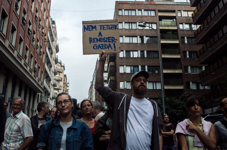 Az e-jegy botrány miatt tüntetők a BKK Rumbach Sebestény utcai központja előtt, 2017. július 24-én