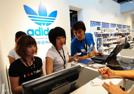 A világ legnagyobb Adidas boltja Pekingben, másfélszer akkora mint az előző csúcstartó Párizsban