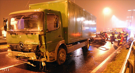 A karambolos teherautó (Fotó: Mihádák Zoltán)