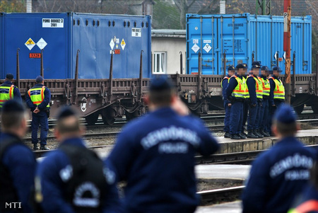 Bevetési ruhába öltözött és sárgamellényes rendőrök, valamint géppisztolyos kommandósok zárták le a kiskunhalasi állomás peronjait, valamennyi vasúti átjárót és felüljárót (Fotó: Pozsgai Ákos)