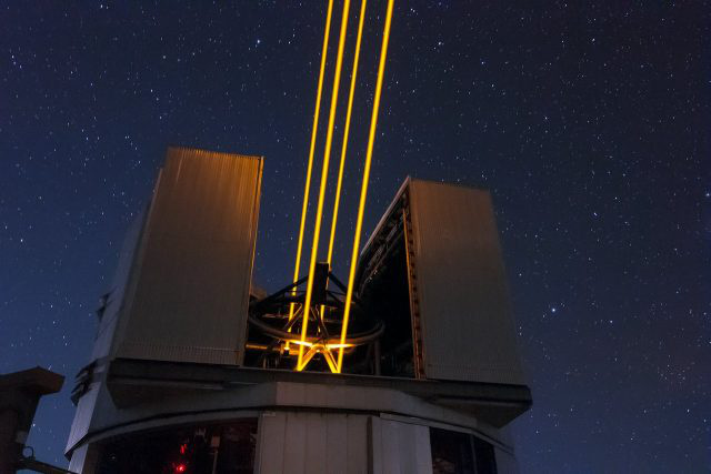 A 22 wattos lézerek a felsőlégköri nátriumatomok gerjesztésével mesterséges csillagokat hoznak létre a távcső felett, amelyek képe referenciaként szolgál a szükséges korrekciókhoz