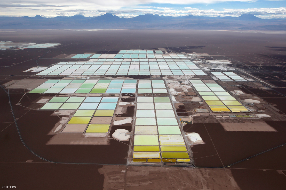 Egy chilei lítiumbánya lepárlótavai az Atacama sivatagban.