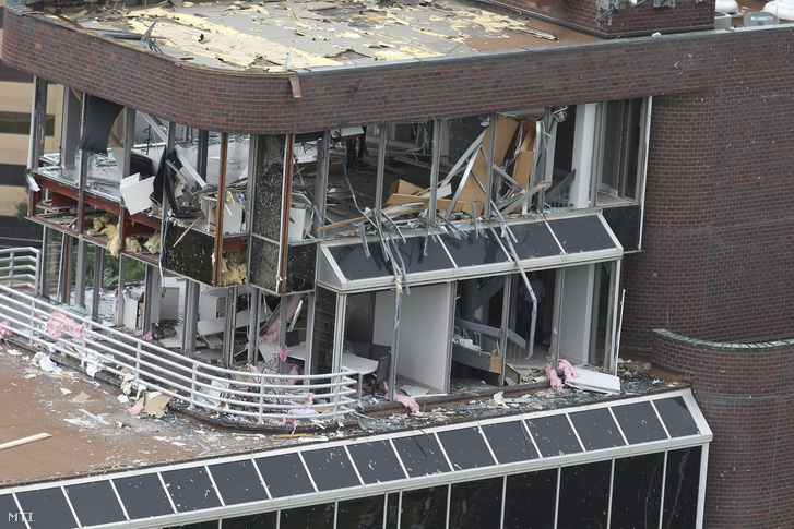 Irodaház épületet Tulsában a tornádó elvonulása után