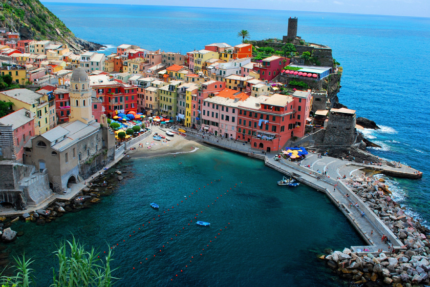 Porto Venere alig 3700 fős, és Liguria partjain terül el, ahol Fezzano, La Grazie, Porto Venere faluit és a környező szigetek lakóit egyesíti. Mellette Cinque Terre partja a Világörökség része.