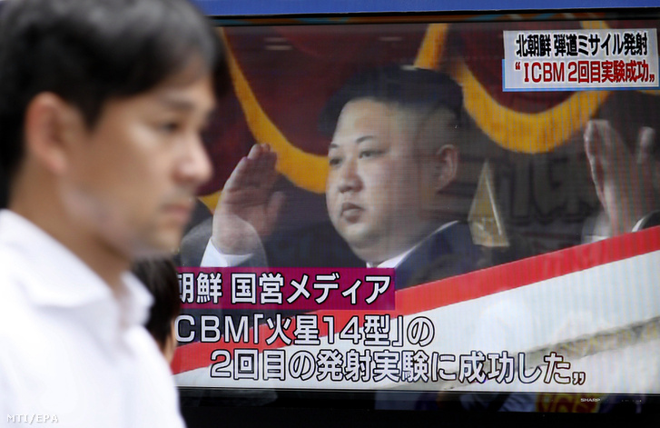 Kim Dzsong Un elsőszámú észak-koreai vezető, a Koreai Munkapárt első titkára látható egy utcai tévéképernyőn egy észak-koreai rakétakilövésről szóló tudósításban Tokióban 2017. július 29-én.